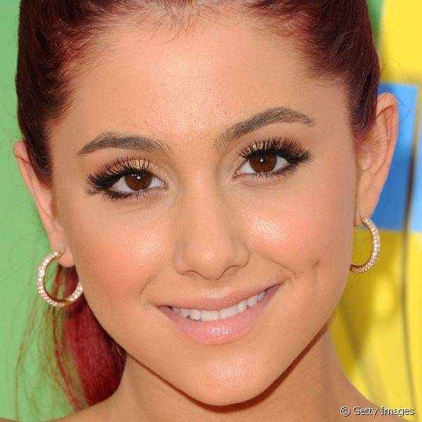 Para comparecer a um evento do canal Nickelodeon, em 2011, Ariana Grande caprichou no volume dos cílios e utilizou o batom nude que tanto gosta